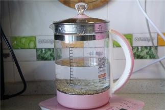 加入清水，选择煲煮滋补品模式，进行一小时的煮制。