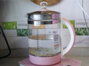 加入清水，选择煲煮滋补品模式，进行一小时的煮制。