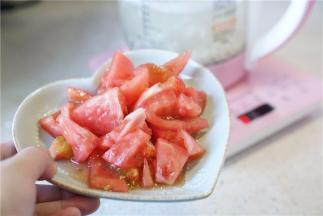 煮至还剩五分钟的样子，将番茄去皮改刀下锅。