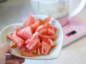 煮至还剩五分钟的样子，将番茄去皮改刀下锅。