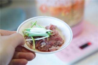 还剩一分钟的样子，再加入肉丝及葱段。