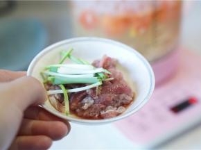 还剩一分钟的样子，再加入肉丝及葱段。