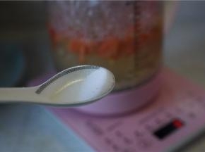 最后完成煮制加入细盐调味即可。