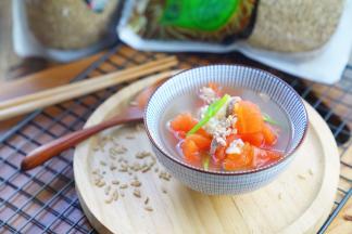 这样子一份糙米番茄肉丝汤就完成了。