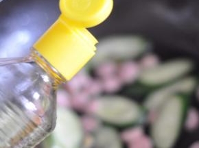 倒入生抽，放一点盐。