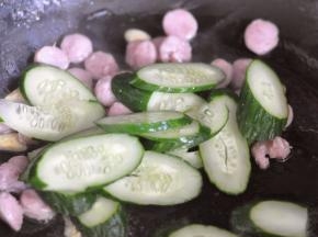 香肠变色后，放入黄瓜片。