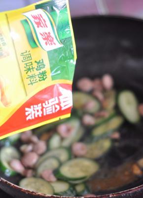 放入鸡粉。