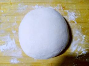 面粉加入适量清水和成较硬的面团