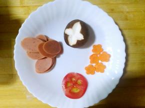 香菇切花刀，火腿肠切片，胡萝卜切片用小工具刻成你喜欢的花式，西红柿切片。