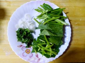 菠菜切段，切葱花和香菜末。
