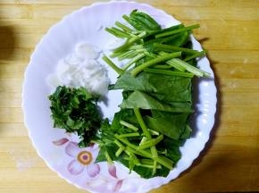 菠菜切段，切葱花和香菜末。