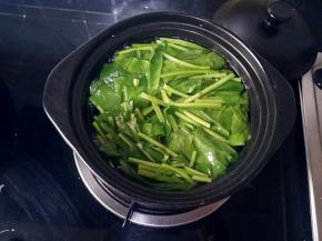 水开后放入菠菜段焯水