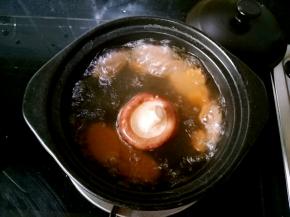 接下来再把香菇，火腿肠和胡萝卜都放在水中煮3-5分钟。