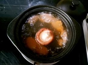 接下来再把香菇，火腿肠和胡萝卜都放在水中煮3-5分钟。
