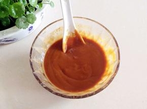 加入白糖，生抽，香油，将其解开，备用。