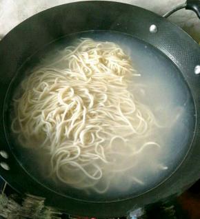 把面条放入锅中煮熟