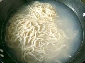 把面条放入锅中煮熟