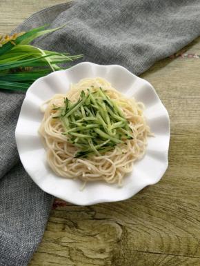 放入盘中，再放上黄瓜丝。