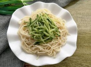 放入盘中，再放上黄瓜丝。