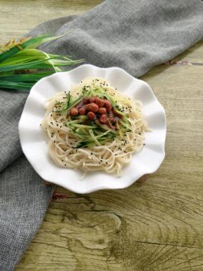 撒上芝麻和花生，再浇上拌好的花生酱