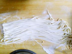 用压面机把面条做好