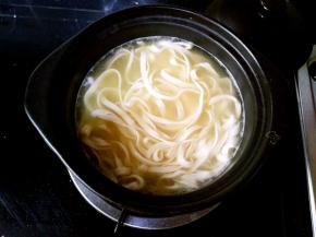 小平煲中的水再次烧开之后放入面条