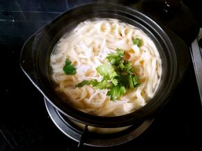 加一小勺郫县豆瓣酱进去，再加以点点盐和味精，撒上葱花和香菜末。