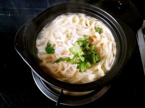 加一小勺郫县豆瓣酱进去，再加以点点盐和味精，撒上葱花和香菜末。