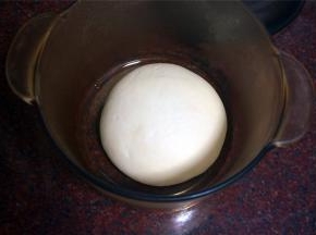 盖上保鲜膜，放入冰箱冷藏发酵17个小时。