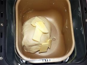 第一次揉面结束时放入黄油，再次启动揉面程序，时间为15分钟。