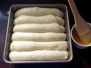 面团发酵至1.5~2倍时，取出，刷上一层全蛋液，放入预热好的烤箱中下层，上下火170度，烘烤18~20分钟至表面金黄色即可。