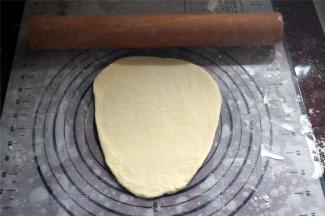 然后将每一份面团分别擀开，卷起。