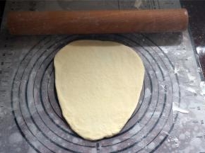 然后将每一份面团分别擀开，卷起。