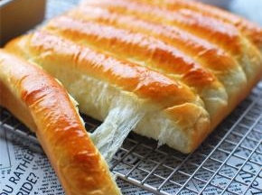 拉丝的炼奶排包