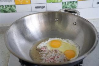 锅里加油，下肉末及鸡蛋，煎炒至食材出味。