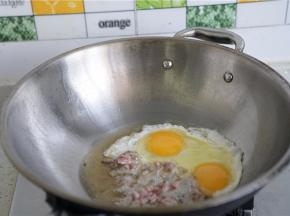 锅里加油，下肉末及鸡蛋，煎炒至食材出味。