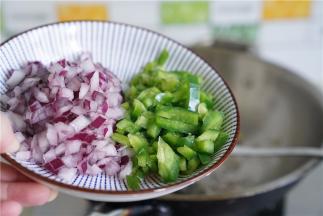 再将洋葱及菜椒下锅同炒至出味。