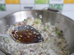 加入少许的酱油及细盐，炒至饭粒挂味。