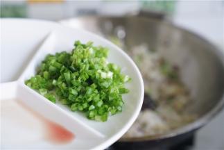 最后加入葱花，小火炒至葱花出味即可。