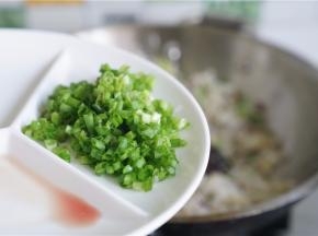 最后加入葱花，小火炒至葱花出味即可。