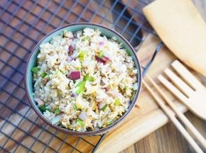 这样子洋葱肉末炒饭就完成了。