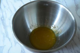 将转化糖浆倒入干净没有水的容器里，手动打蛋器将糖浆搅动出小气泡。