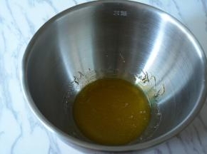 将转化糖浆倒入干净没有水的容器里，手动打蛋器将糖浆搅动出小气泡。
