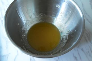 然后将玉米油加入，继续手动搅动至混合均匀。