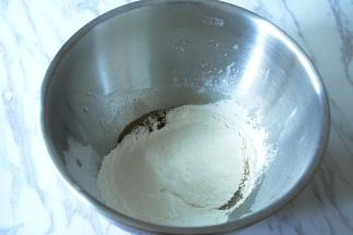 预拌粉过筛加入。