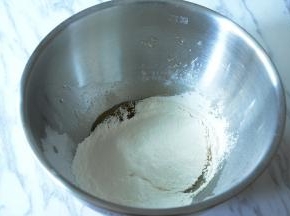 预拌粉过筛加入。