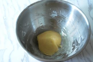 用刮刀将面粉和糖浆混合均匀成光滑面团，盖上保鲜膜松弛2小时。