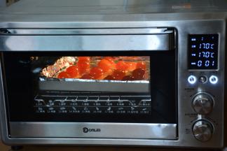 咸鸭蛋蛋黄提前用菜籽油泡1夜，这样可以让蛋黄出油。烤箱预热170度，烤盘铺上锡纸将咸鸭蛋蛋黄放上，170度烘烤5分钟。