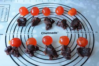 蛋黄冷却后，将蛋黄和豆沙（莲蓉）称量总共30g