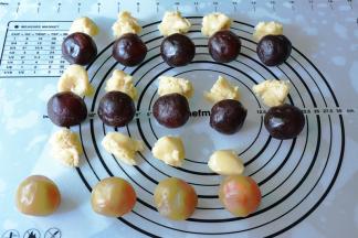 饼皮：馅儿=3:7的比例。饼皮松弛好之后称量（我做的是50g）。